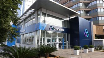 Fachada de agência do Banrisul em centro financeiro.