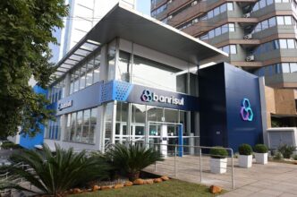 Fachada de agência do Banrisul em centro financeiro.
