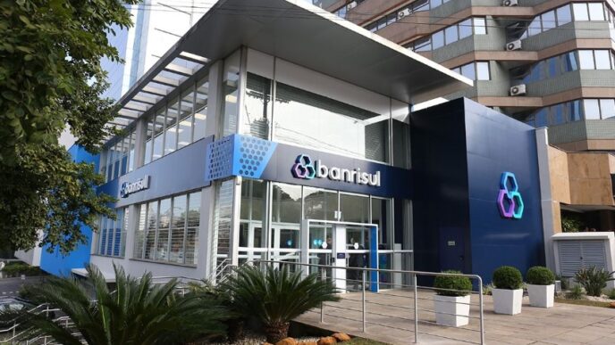 Fachada de agência do Banrisul em centro financeiro.