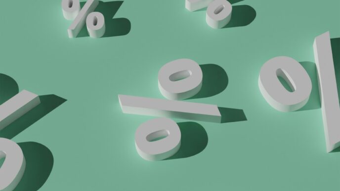 Gráfico de taxas de juros e indicadores econômicos em tela de monitor.