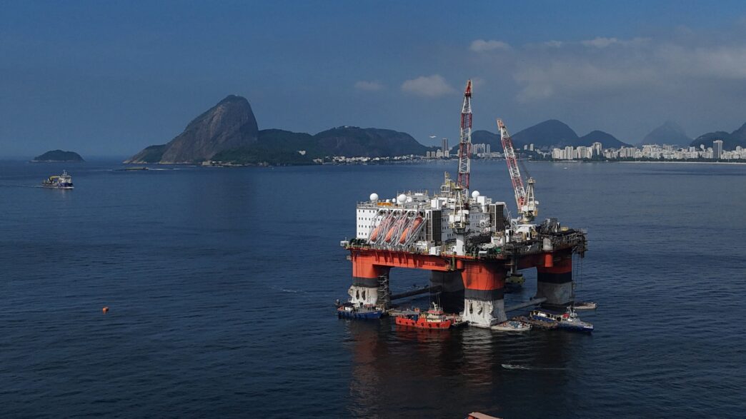 Plataforma de petróleo offshore operando na costa brasileira.