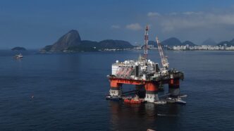 Plataforma de petróleo offshore operando na costa brasileira.