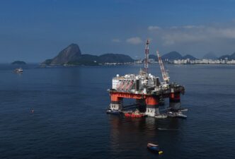 Plataforma de petróleo offshore operando na costa brasileira.