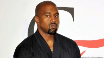 Rapper Kanye West em apresentação pública.
