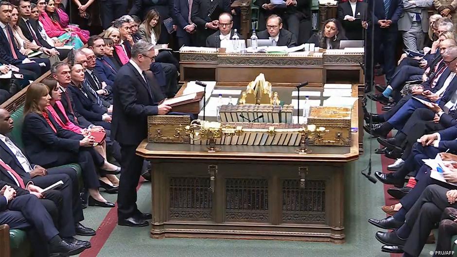 Keir Starmer discursa na Câmara dos Comuns sobre a crise envolvendo Peter Mandelson.