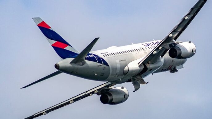 Aeronaves da Latam e Aerolíneas Argentinas em pátio de aeroporto após colisão.