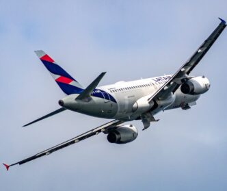 Aeronave da Latam em operação no aeroporto de Guarulhos.