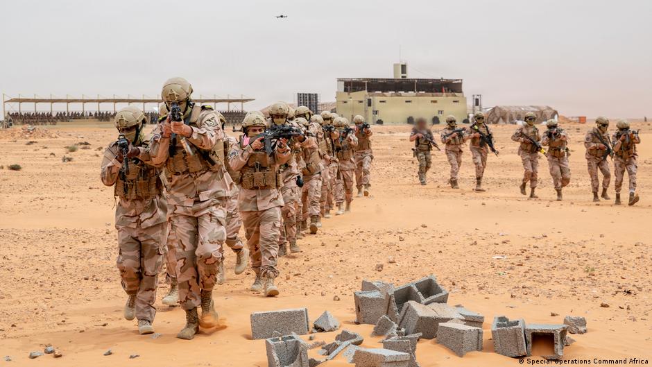Militares participam de exercício de cooperação internacional na Líbia.