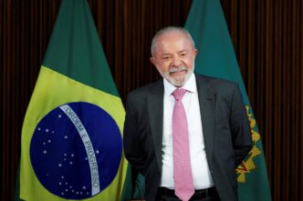 Presidente Luiz Inácio Lula da Silva discursando em evento internacional sobre política progressista.
