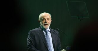 Presidente Lula em reunião sobre relações internacionais e comércio exterior.