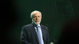 Presidente Lula em reunião sobre relações internacionais e comércio exterior.