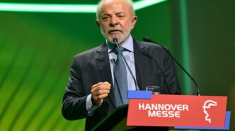 Presidente Lula discursa em evento internacional na Alemanha sobre economia e geopolítica.