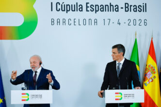 Presidente Luiz Inácio Lula da Silva discursa em evento internacional sobre democracia.