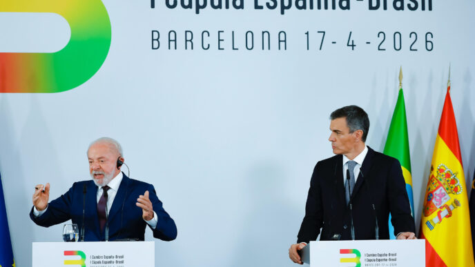 Presidente Luiz Inácio Lula da Silva discursa em evento internacional sobre democracia.