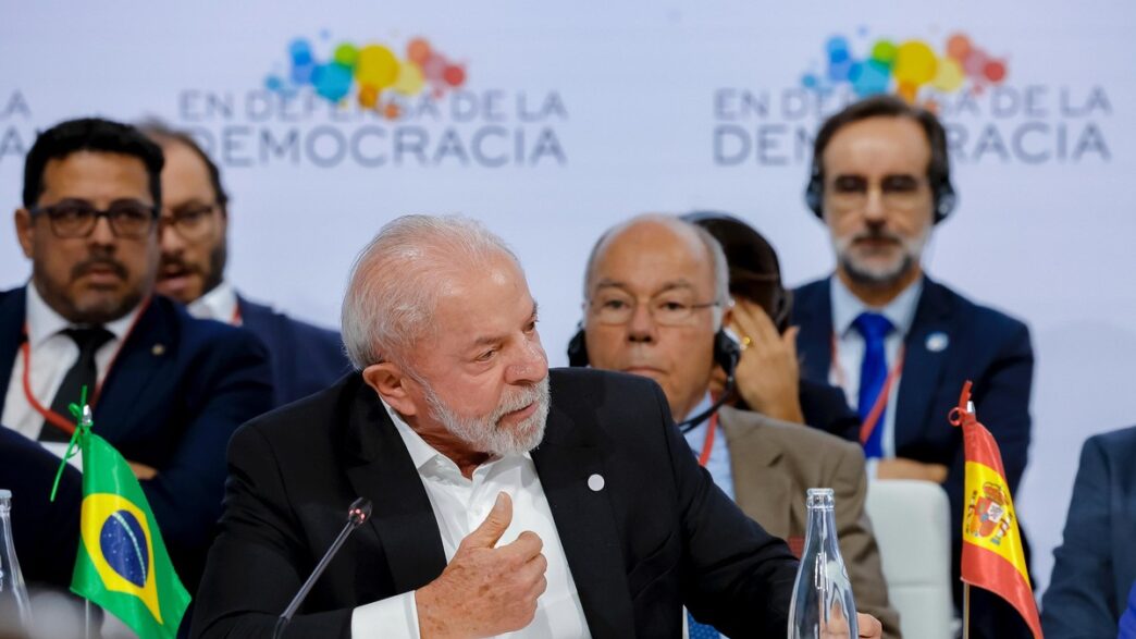 Presidente Lula discursa em evento internacional sobre democracia.
