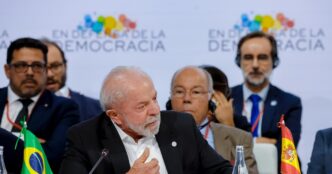 Presidente Lula durante evento oficial tratando de temas econômicos.