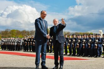 Presidente Luiz Inácio Lula da Silva durante recepção oficial na Alemanha.