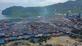 Vista aérea da área atingida pelo incêndio em Sabah, Malásia.