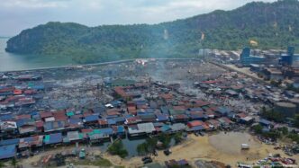 Vista aérea da área atingida pelo incêndio em Sabah, Malásia.