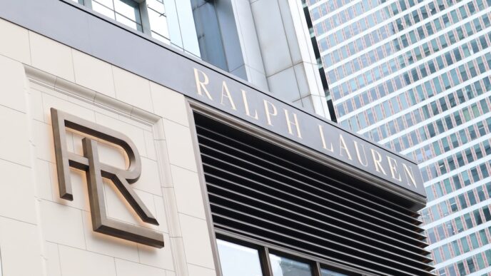 Logotipos de marcas de luxo americanas em destaque no mercado global.