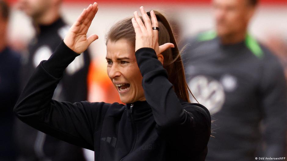 Marie-Louise Eta durante partida da Bundesliga