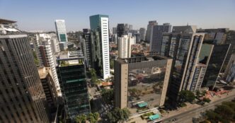 Fachada de prédio corporativo moderno representando o mercado de propriedades comerciais.