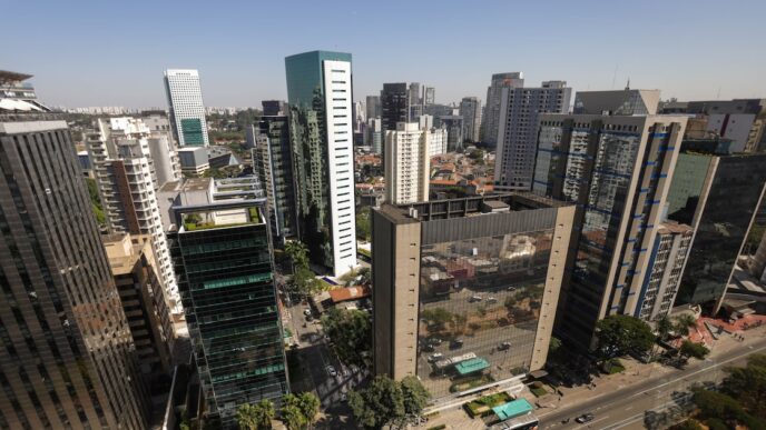 Fachada de prédio corporativo moderno representando o mercado de propriedades comerciais.