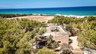 Vista externa de casa tradicional renovada em Formentera.