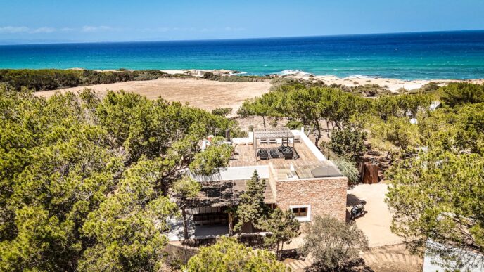 Vista externa de casa tradicional renovada em Formentera.