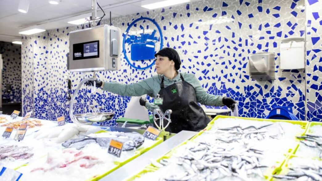 Fachada de supermercado Mercadona e seção de pescados embalados.