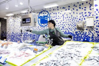 Fachada de supermercado Mercadona e seção de pescados embalados.