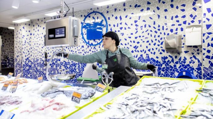 Fachada de supermercado Mercadona e seção de pescados embalados.