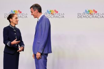 Presidente Claudia Sheinbaum e Pedro Sánchez em cúpula internacional.
