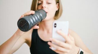 Pessoa realizando exercícios físicos em ambiente doméstico para melhorar o condicionamento.