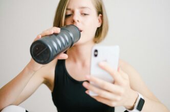 Pessoa realizando exercícios físicos em ambiente doméstico para melhorar o condicionamento.