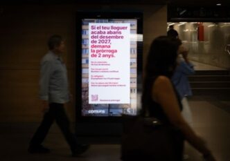 Fachada de prédios residenciais na Espanha representando o mercado de locação.