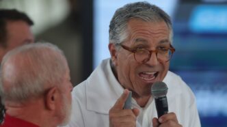 Ministro da Saúde critica Flávio Bolsonaro e senador contesta atuação do STF em contexto de Política Econômica