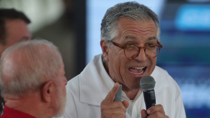 Ministro da Saúde critica Flávio Bolsonaro e senador contesta atuação do STF em contexto de Política Econômica