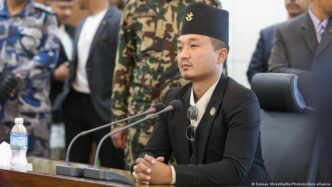 Sudan Gurung, ministro do Interior do Nepal, durante anúncio de renúncia.