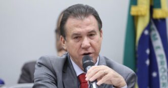 Ministro do Trabalho Luiz Marinho em coletiva de imprensa sobre fiscalização trabalhista.