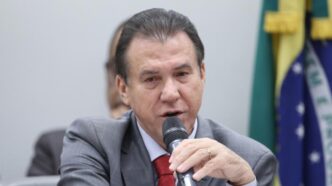 Ministro do Trabalho Luiz Marinho em coletiva de imprensa sobre fiscalização trabalhista.
