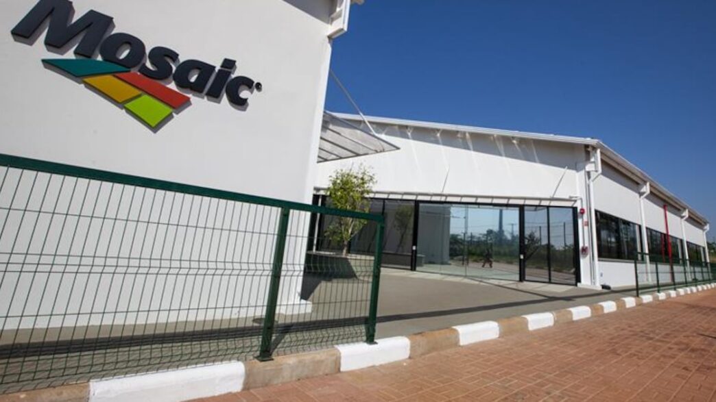 Instalações industriais da Mosaic no Brasil focadas em produção de fertilizantes.