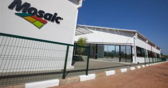 Instalações industriais da Mosaic no Brasil focadas em produção de fertilizantes.