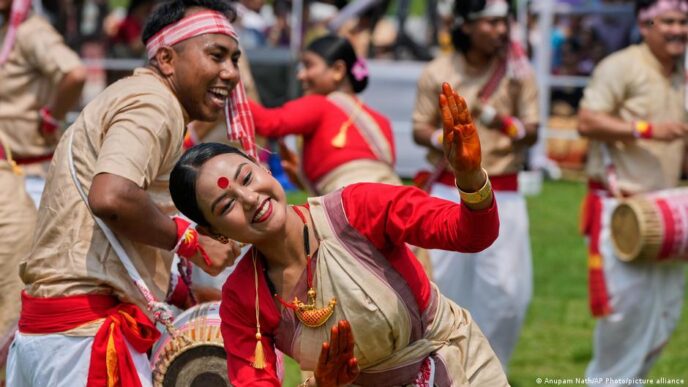Agricultores indianos em celebração de festival de colheita sob ameaça climática.