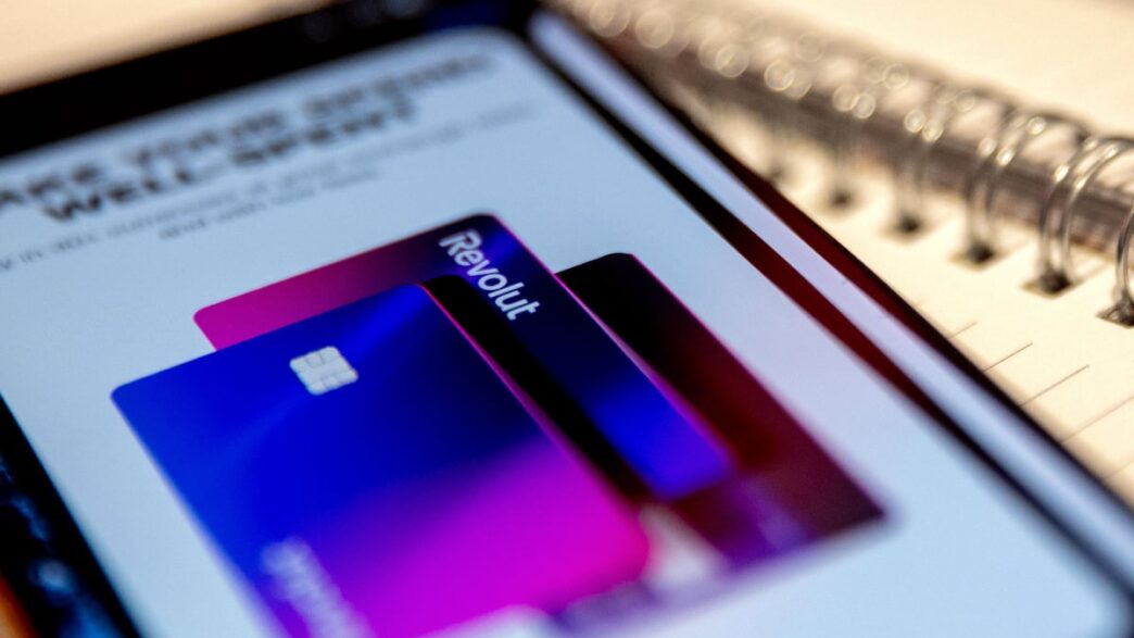 Interface de aplicativo de neobanco demonstrando serviços financeiros digitais.