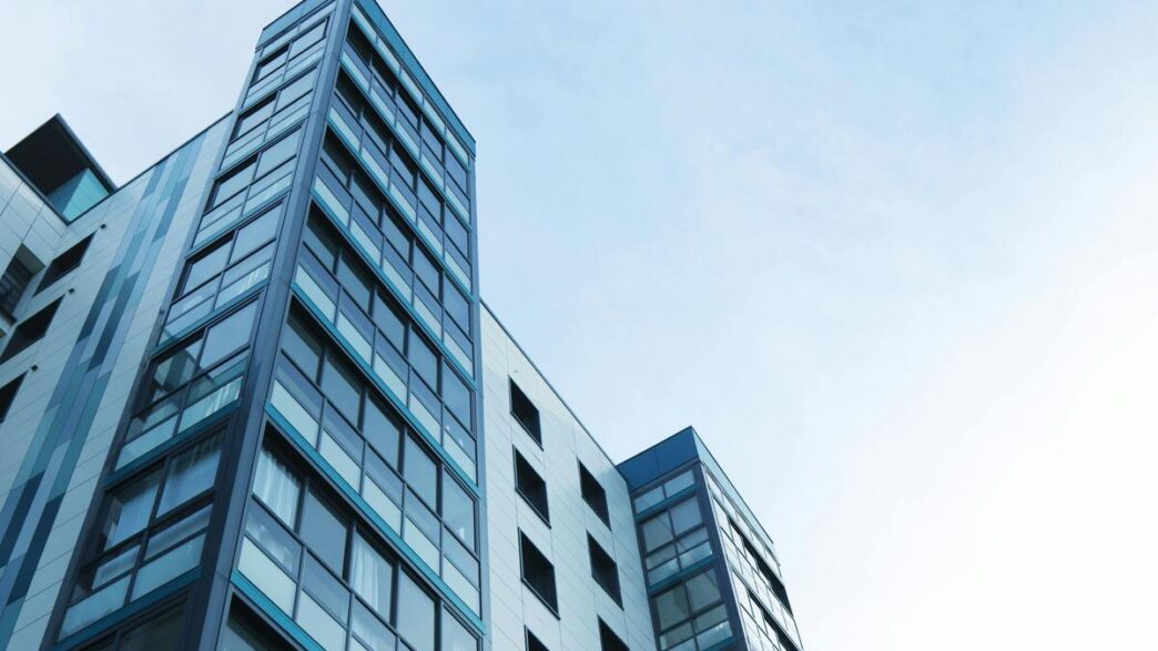 Fachada de edifício comercial em Recife relacionado ao fundo imobiliário NEWU11.