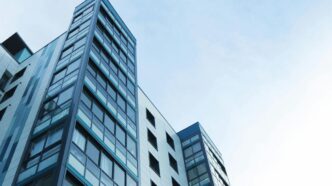Fachada de edifício comercial em Recife relacionado ao fundo imobiliário NEWU11.