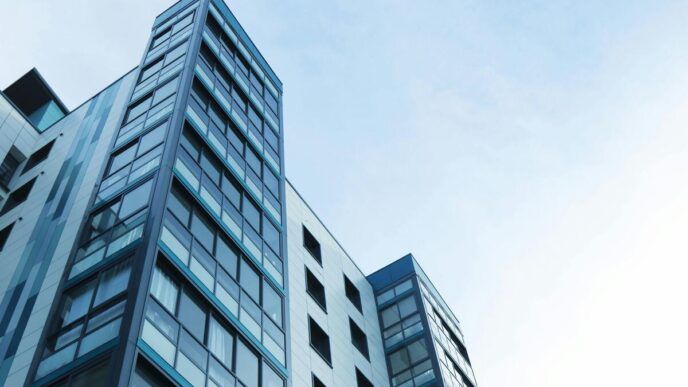 Fachada de edifício comercial em Recife relacionado ao fundo imobiliário NEWU11.