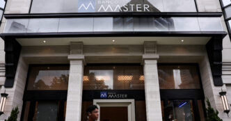 Fachada de prédio comercial em Londres representando sede de empresas.