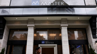 Fachada de prédio comercial em Londres representando sede de empresas.